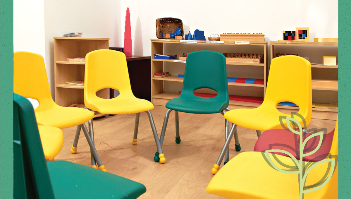 A classroom featuring several chairs arranged around a central table, designed for group learning and discussions.